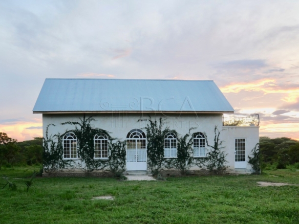 Stunning Fully Furnished 3 bedroom Farmhouse